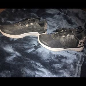 Black/Grey Under Armour Low Top Shoes - size 6Y
